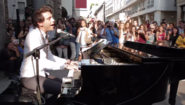Mika dans Vivement Dimanche avec sa famille le 13 septembre