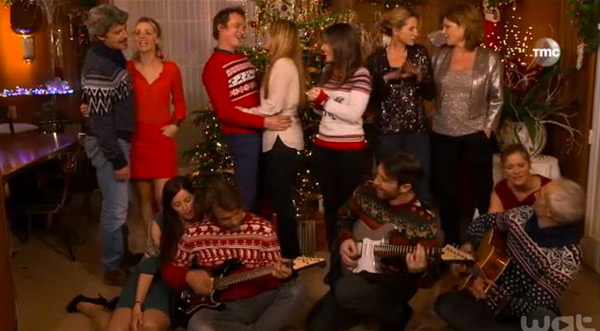 La bande des mystères de l'amour fête noël et chantent Douce nuit, sainte nuit avec Hélène et fanny en duo.