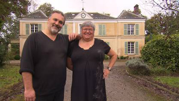 Avis et commentaire sur la maison d'hôtes d'Anne et Philippe : leur château en Normandie avec leur adresse / Photo TF1 