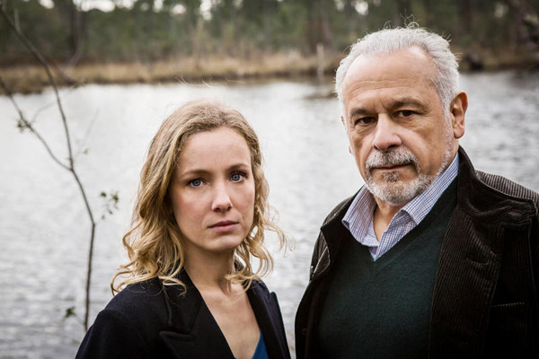 Avis Mongeville avec Gaelle Bona qui joue Valentine (saison 1 épisode 5)  / Credit : © Caroline Dubois / Son & lumières 2014