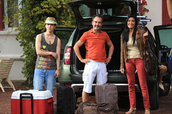 Paul et Samira dans l'hôtel de la plage saison 2 / Photo : FTV-Gilles Scarella