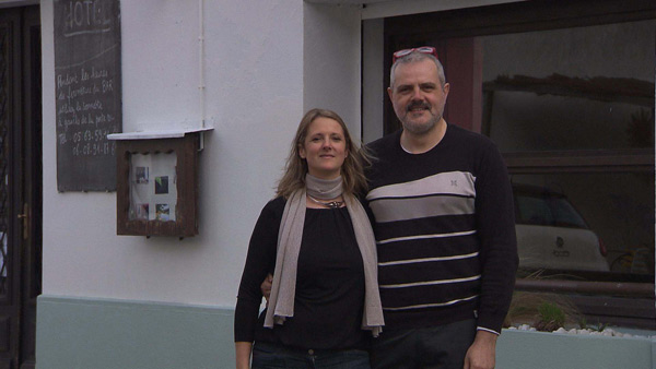 Roger et Cécile avec leur hôtel sur TF1 dans Bienvenue à l'hôtel du 6 au 10 juillet 2015 / Photo TF1