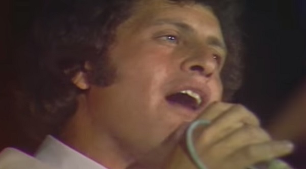 Hommage Joe Dassin 21 août : le documentaire Le Roman de sa vie