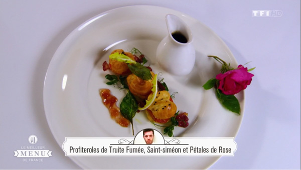 Recette Lionel Seret (entrée) Profiteroles de truite fumée, Saint Siméon et pétales de rose