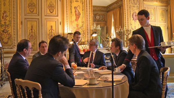 A l'Elysée sur François Hollande en réunion / Photo La générale de Production