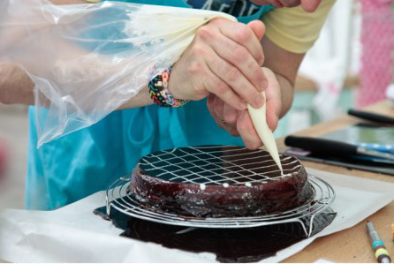 Le glaçage cacao du gâteau schichttorte de Cyril dans #LMP / / Photo Lou Breton-M6