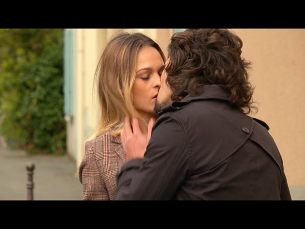 Sam embrasse Chloé dans LMDLA