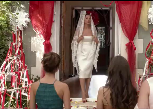 La robe de mariée de Caroline assez bizarre : vous aimez ?