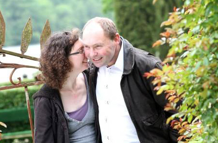 Damien et Elodie ensemble dans les 10 ans de l'amour est dans le pré du 04/01/2016 : ils vivent ensemble. / Photo M6