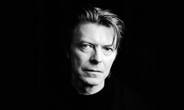 Décès de David Bowie : funérailles émouvantes pour les fans et sa famille.