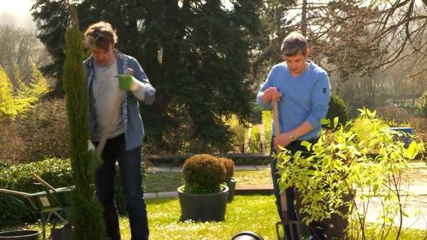 Nicolas et José les nouveaux jardiniers de la maison...ça faisait longtemps !