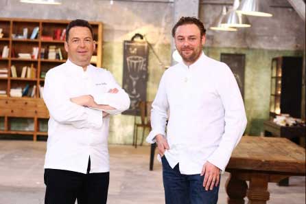 Sylvain Guillemot du restaurant e l'Auberge du Pont d'Acigné à Noyal-sur-Vilaine et Arnaud Donckele chef du restaurant La vague d'or  à St Tropez  / Photo Pierre Olivier-M6