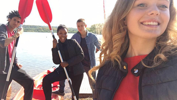 Les enfants Lea, Gwen, Erwan et Nicky au watersport pour les mystères de l'amour saison 13 