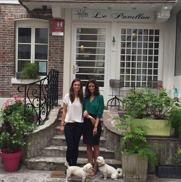 Coralie et Lorie prennent la pause pour leur hôtel // Photo facebook GreenSpirit.hotels.paris