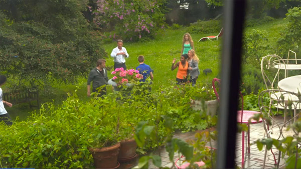 Partie de foot dans le jardin : Hélène et Nicola s'amusent ! #LMDLA 