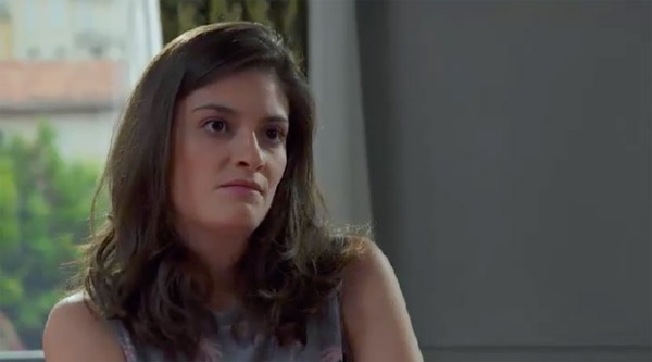 Sabrina démaquillée a dormi dans l'appart sans rien dire à personne