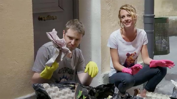 Nathan et Coralie vident la poubelle pour retrouver le téléphone imaginaire de Sabrina