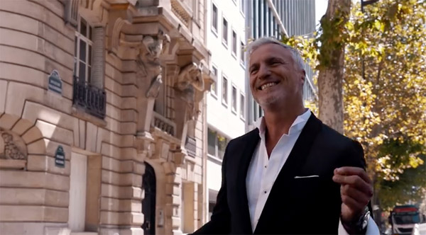 David Ginola souriant et dansant dans les rues pour la pub M6 2016 