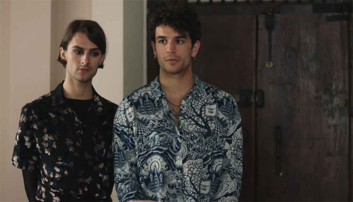 Eliott et Greg mariés dans Ici tout commence 