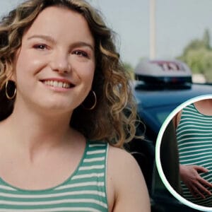 Kelly enceinte souriante devant un taxi, robe à rayures vertes, ventre arrondi bien visible dans Ici tout commence