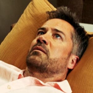 François allongé sur son lit, bouleversé dans Demain nous appartient après la trahison de Soizic