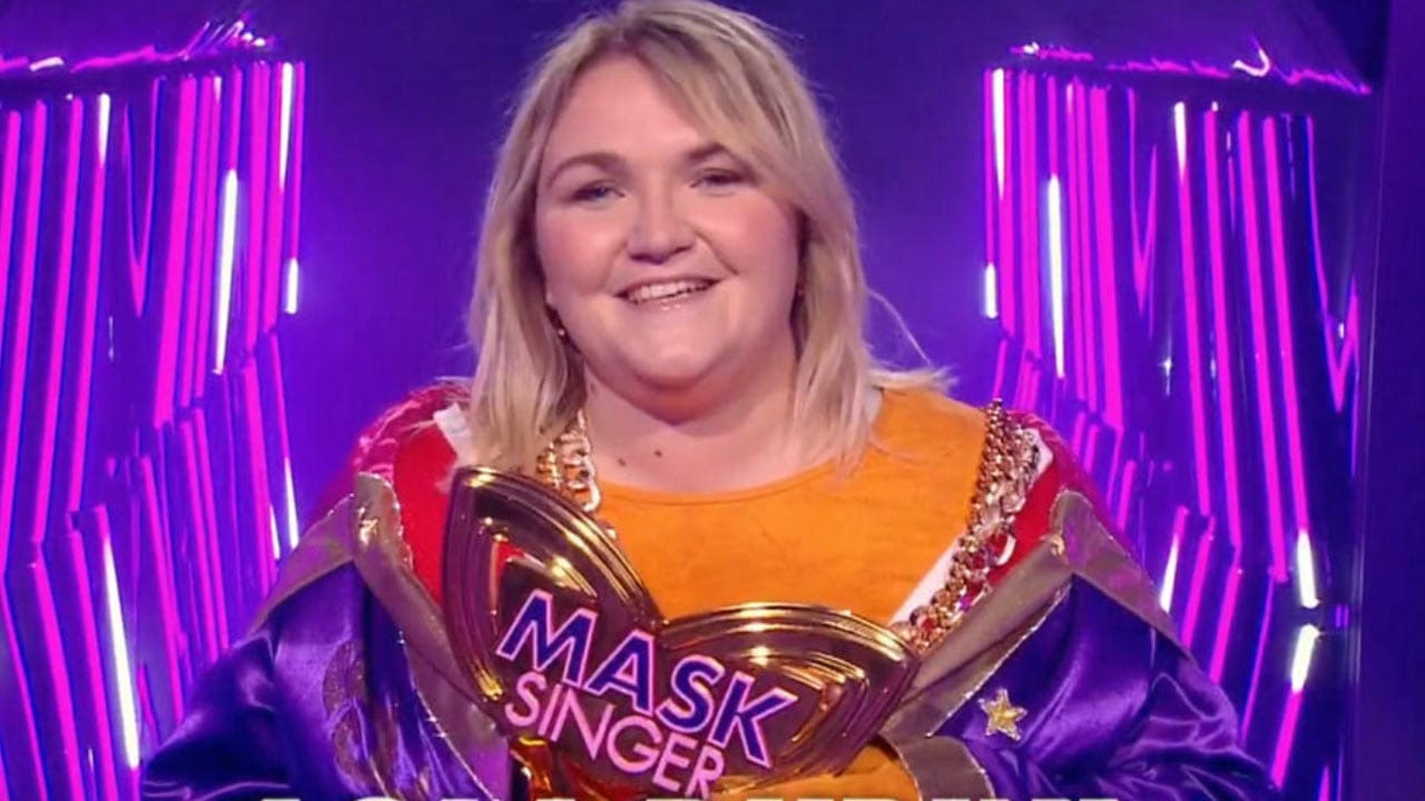 Lola Dubini souriante, tenant son trophée Mask Singer 2025, avant ses débuts dans Demain nous appartient sur TF1