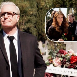 Becker en costume noir devant une tombe, Thaïs et Élise en deuil avec des roses rouges à l