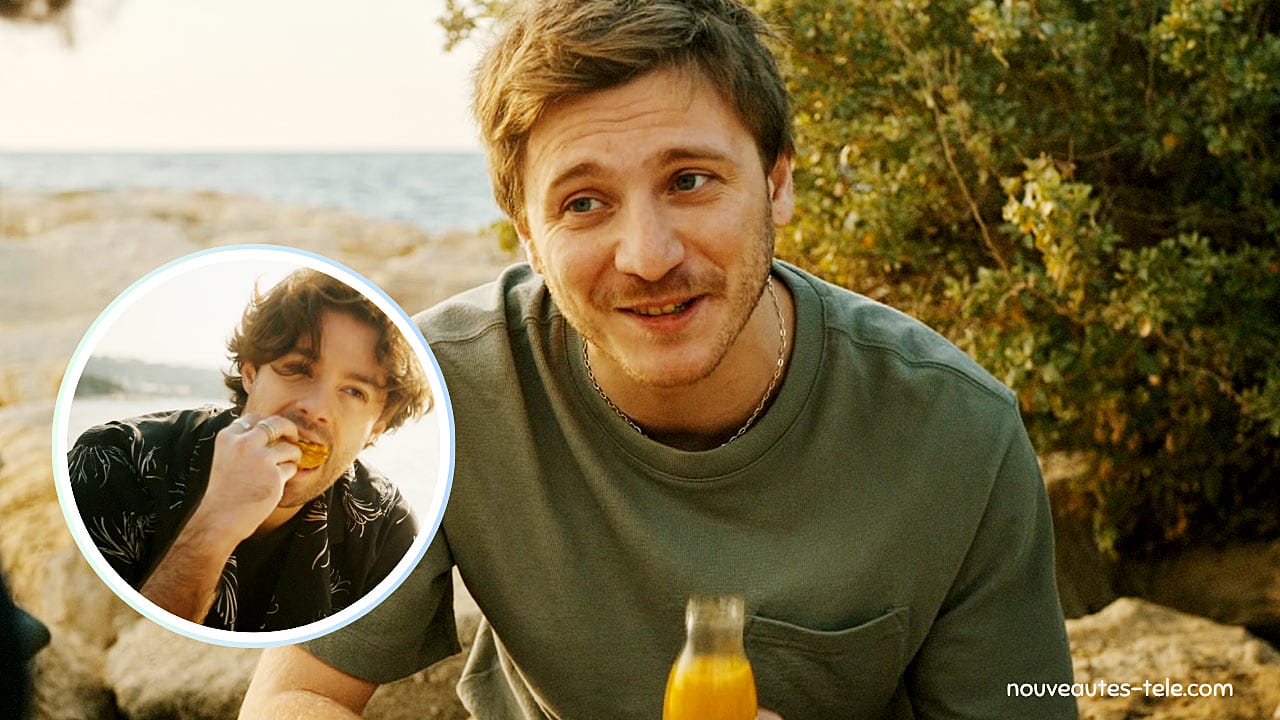 Hadrien (Louis Duneton) souriant avec un jus d’orange face à Julian (Alex Doux) en train de manger sur la plage dans Tout pour la lumière
