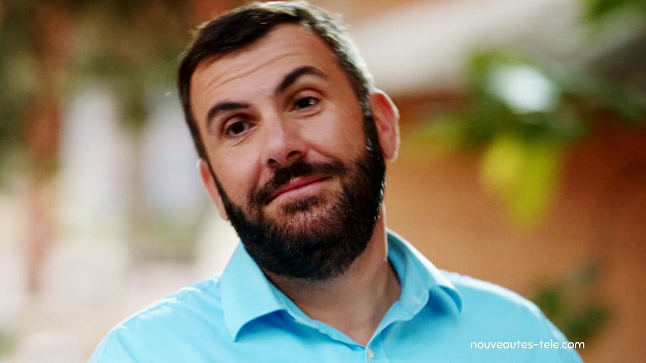 Laurent Ournac en chemise bleue, souriant, évoque un possible rôle dans Ici tout commence sur TF