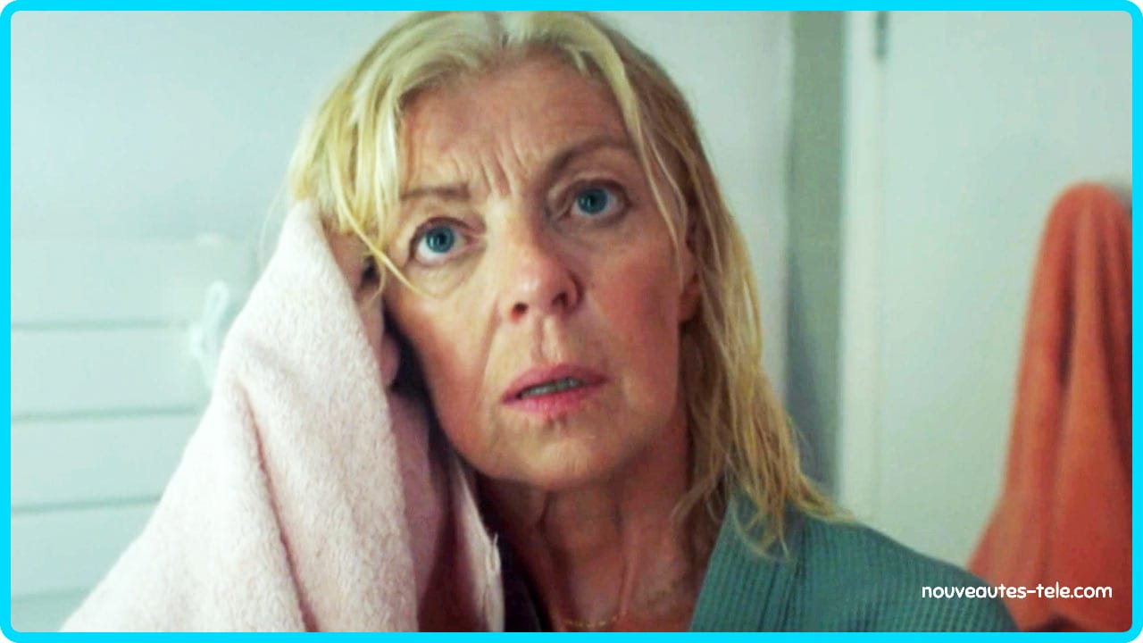 Marianne paniquée sort de la douche et trouve le mot « Dégage » écrit sur le miroir dans Demain nous appartient épisode 2016.
