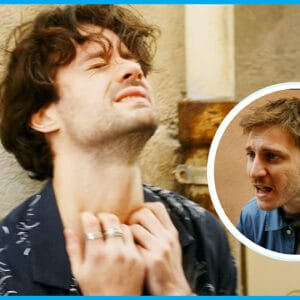 Julian, bouleversé, tandis qu’Hadrien, en colère, l’accuse dans Tout pour la lumière.