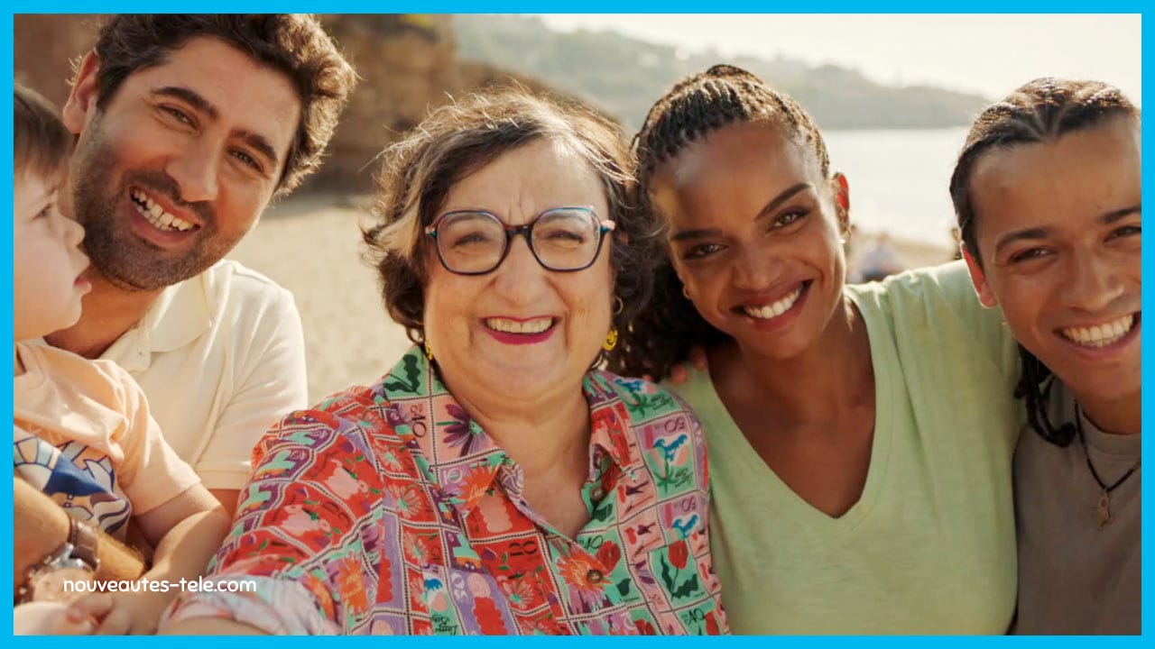 Famille recomposée heureuse dans Demain Nous Appartient : Georges, son fils Lucien, sa mère Mona, Mélody et son fils Bastien souriants à la plage.